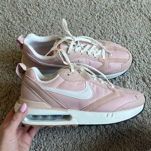 Women’s Nike dawns